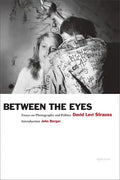 David Levi Strauss: Between the Eyes: Essays on Photography and Politics - Paperback